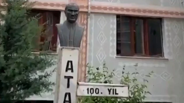 Cami bahçesindeki Atatürk büstü dikkat çekti