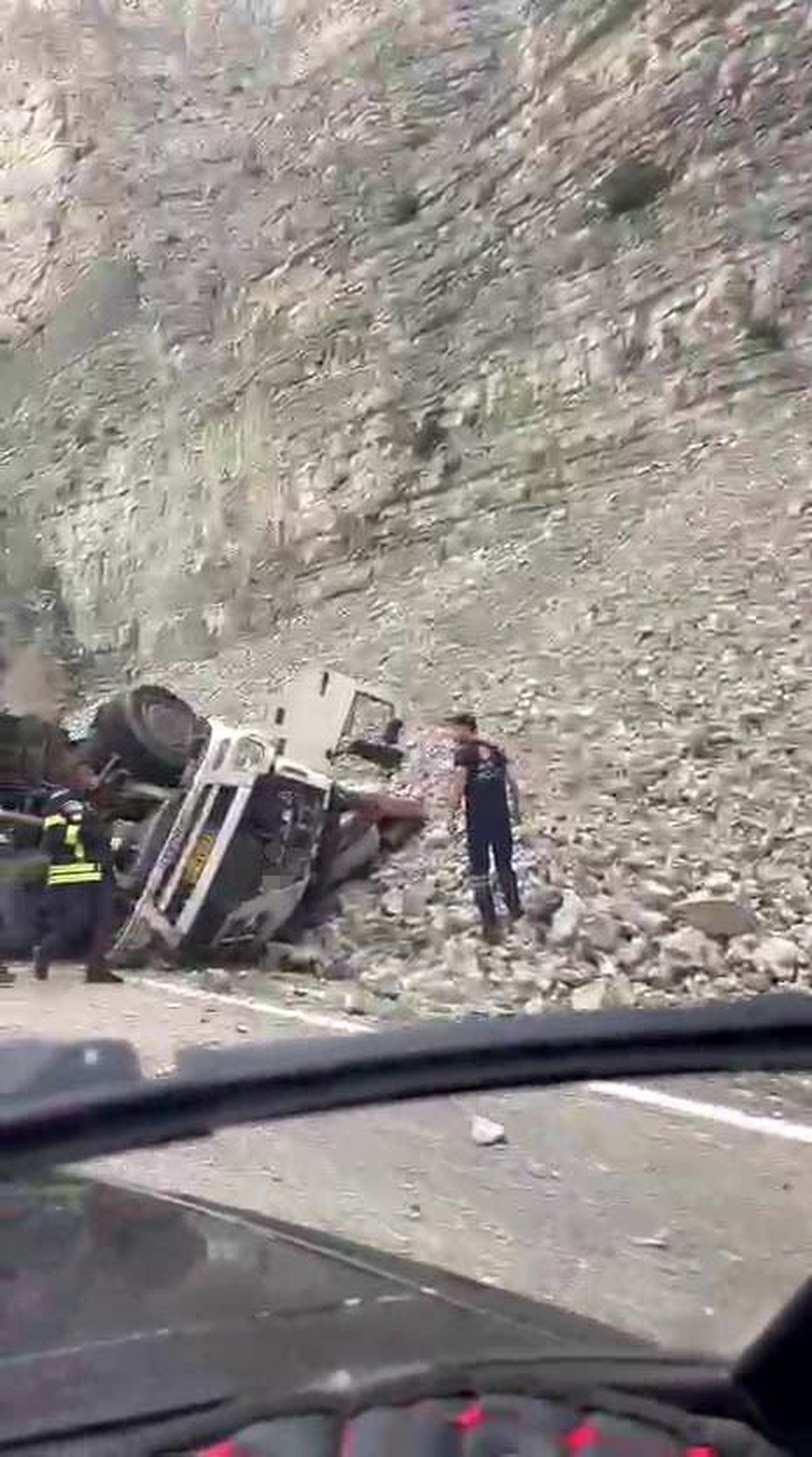 Erzurum'da feci kaza: Freni patlayan tırdan atlayan sürücü öldü, 2 kişi yaralandı