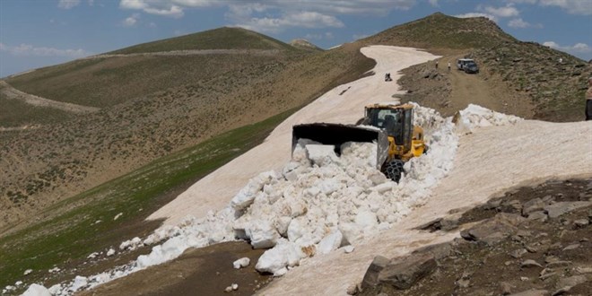 Bitlis'te temmuzda kar mesaisi sürüyor
