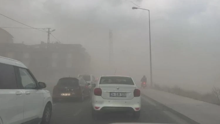 İstanbul'da şiddetli fırtına… Meteoroloji uyarmıştı, kara bulutlar bir anda çöktü