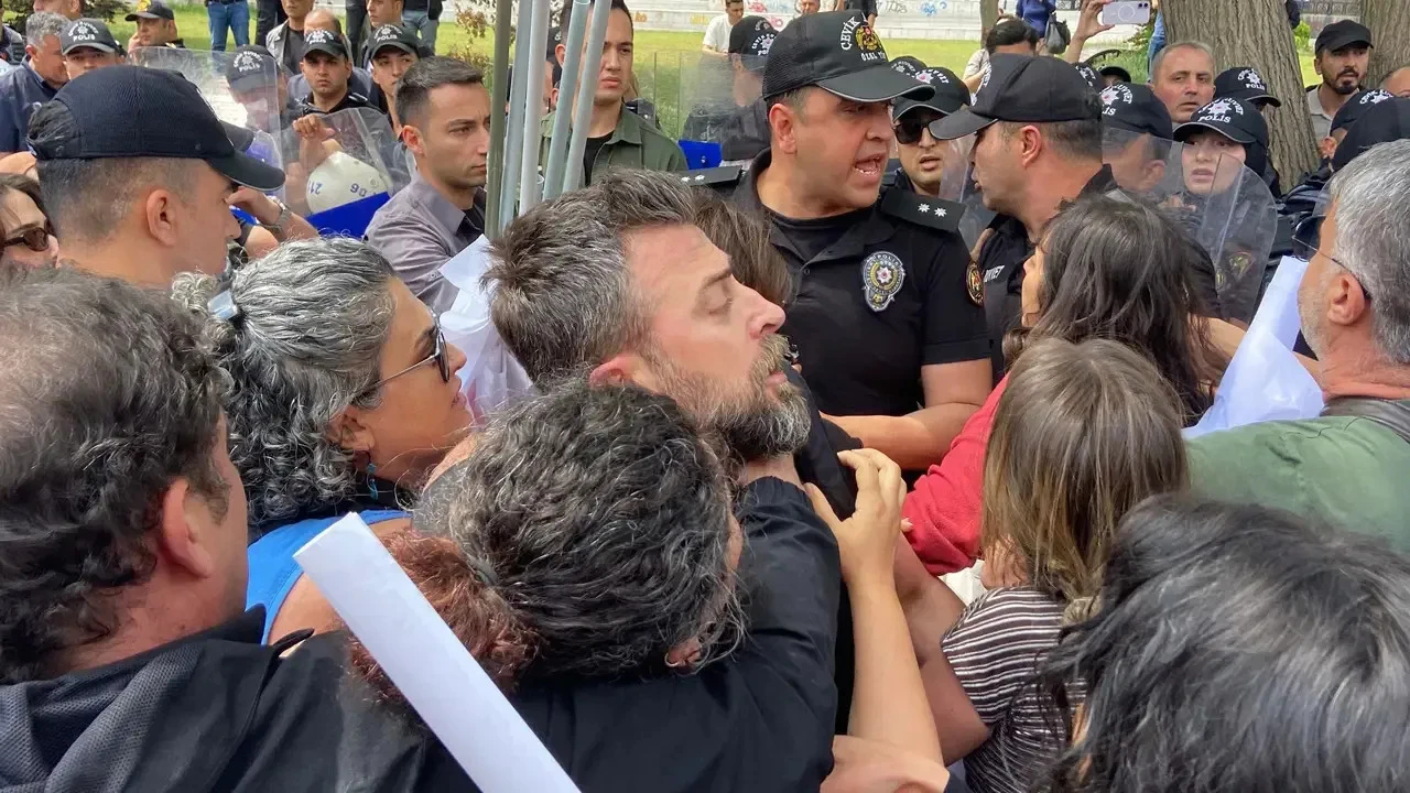 TBMM önünde basın açıklaması yapmak isteyen öğretmenlere polis müdahalesi
