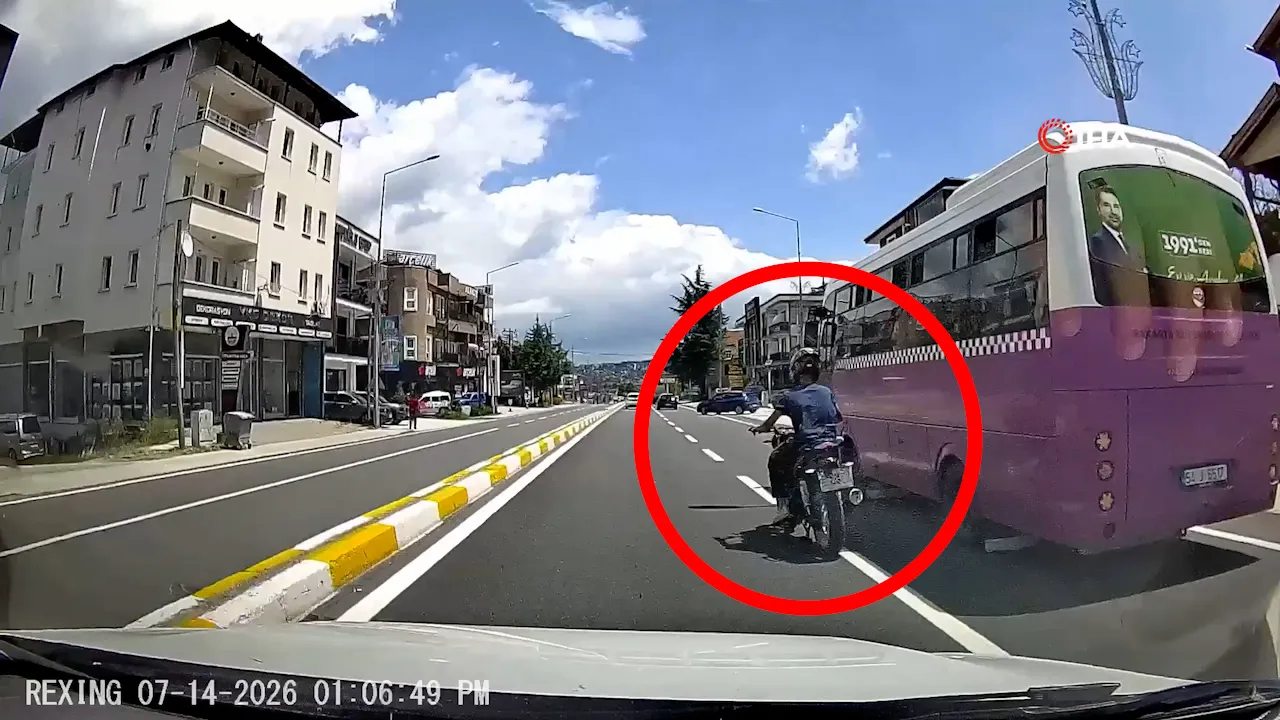 Makas atıp egzoz bağırttı! Plakasız motosikletlinin tehlikeli şovu kamerada