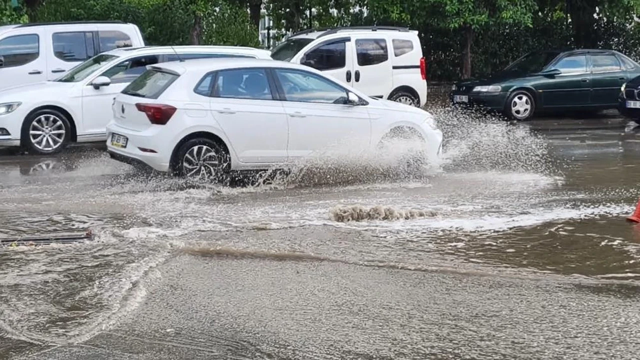 Aydın’da on dakikalık yağış yolları göle çevirdi