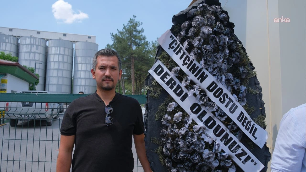 TMO önünde siyah çelenkli protesto: 'Çiftçinin dostu değil, derdi oldunuz!'