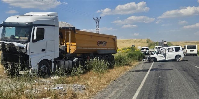 Kamyonla kamyonet kafa kafaya çarpıştı: 2 ölü, 2 yaralı