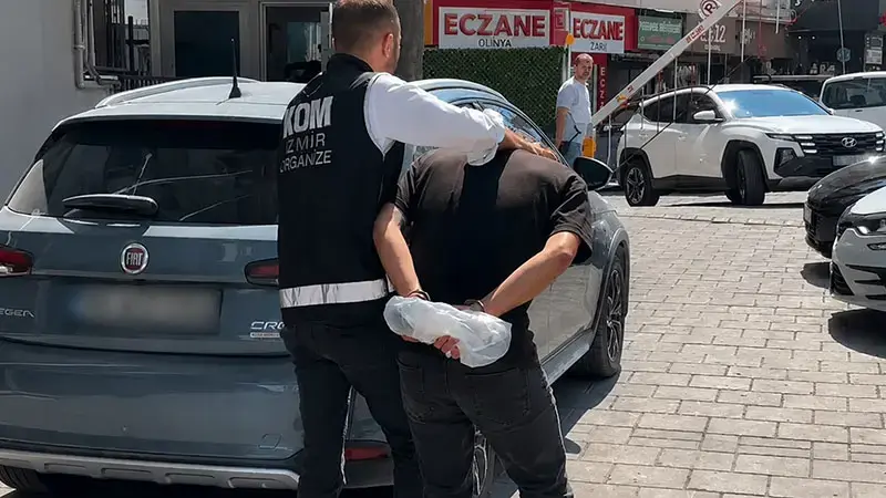 İzmir’de oto galeriyi kurşunlayan 2 şüpheli tutuklandı