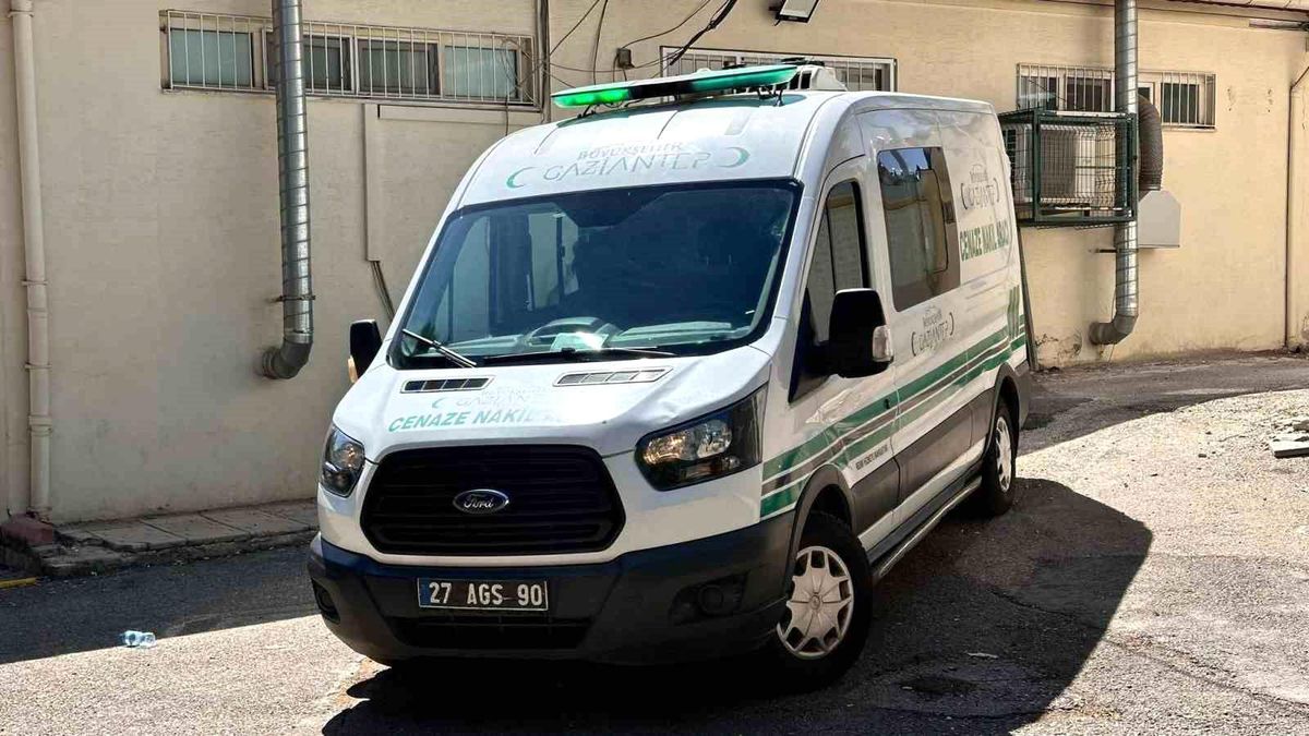 Gaziantep'te motosiklet bariyerlere çarptı: Genç sürücü hayatını kaybetti