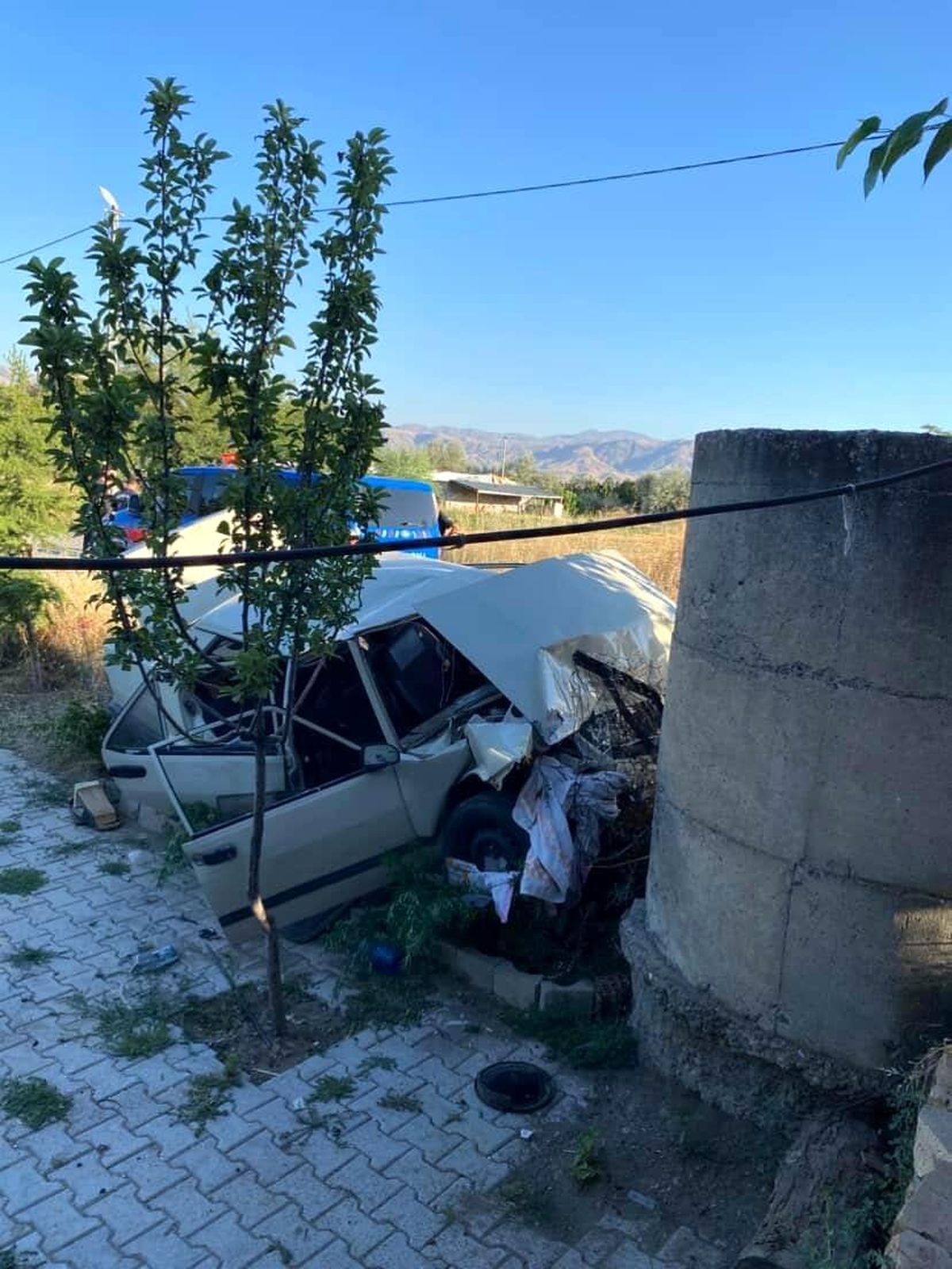 Önce çöp konteynerine ardından duvara çarptı: Otomobil hurdaya döndü, sürücü yaralandı