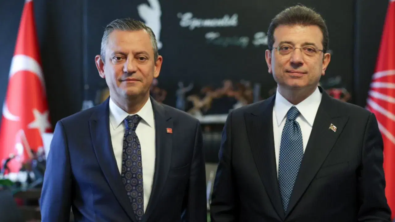 Ekrem İmamoğlu, Özgür Özel'in o fotoğrafını paylaştı: 'Bizleri zindana atıp, parti binalarına kayyım atayınca...'