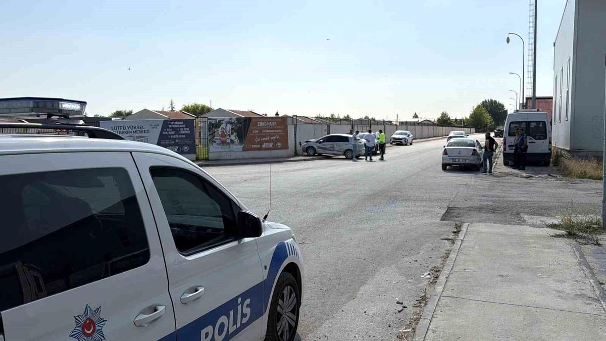 Eskişehir'de iki sokağın kesişiminde otomobil ile kamyonet çarpıştı