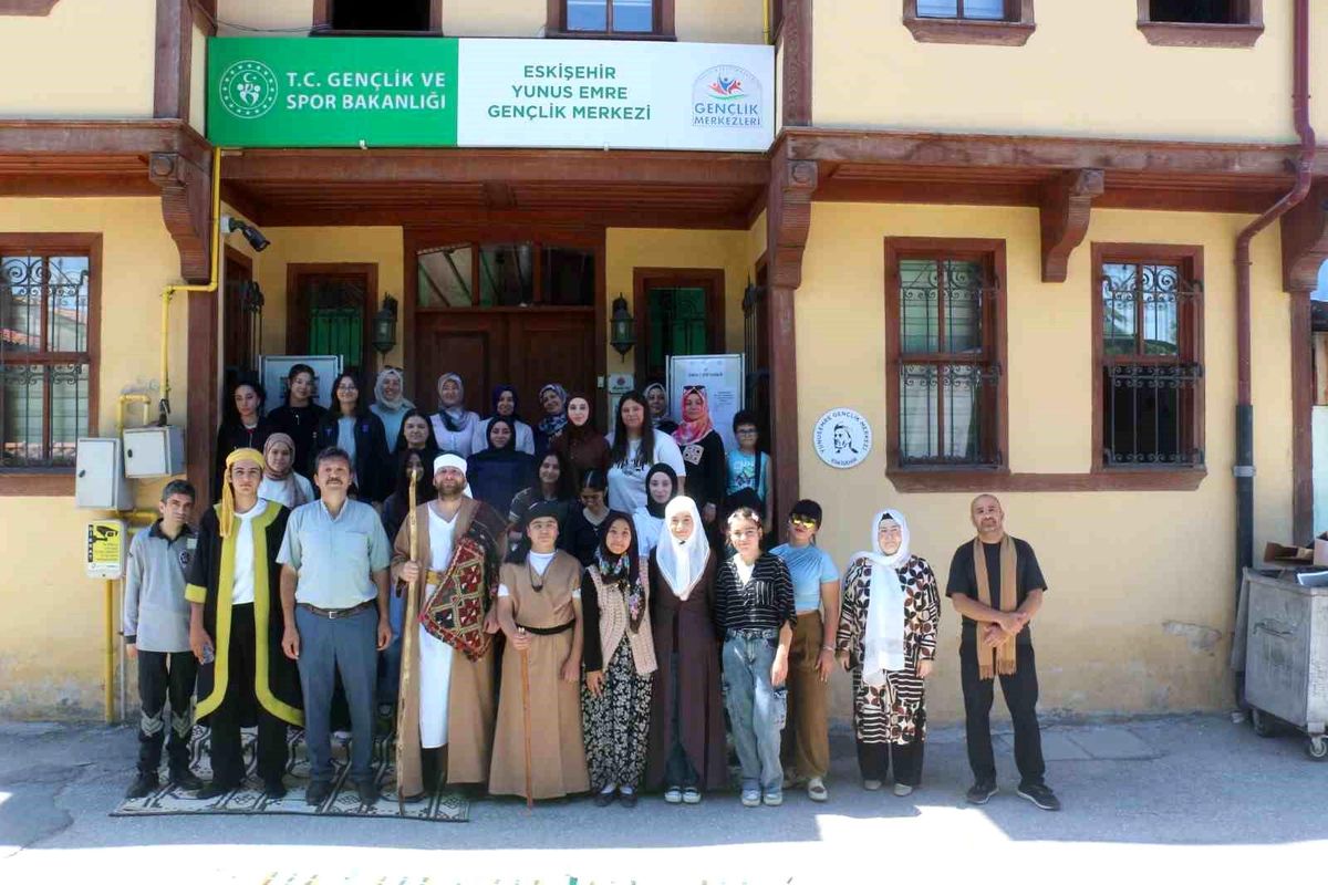Yunus Emre'nin hayatı açık havada tiyatro oyunuyla sahnelendi