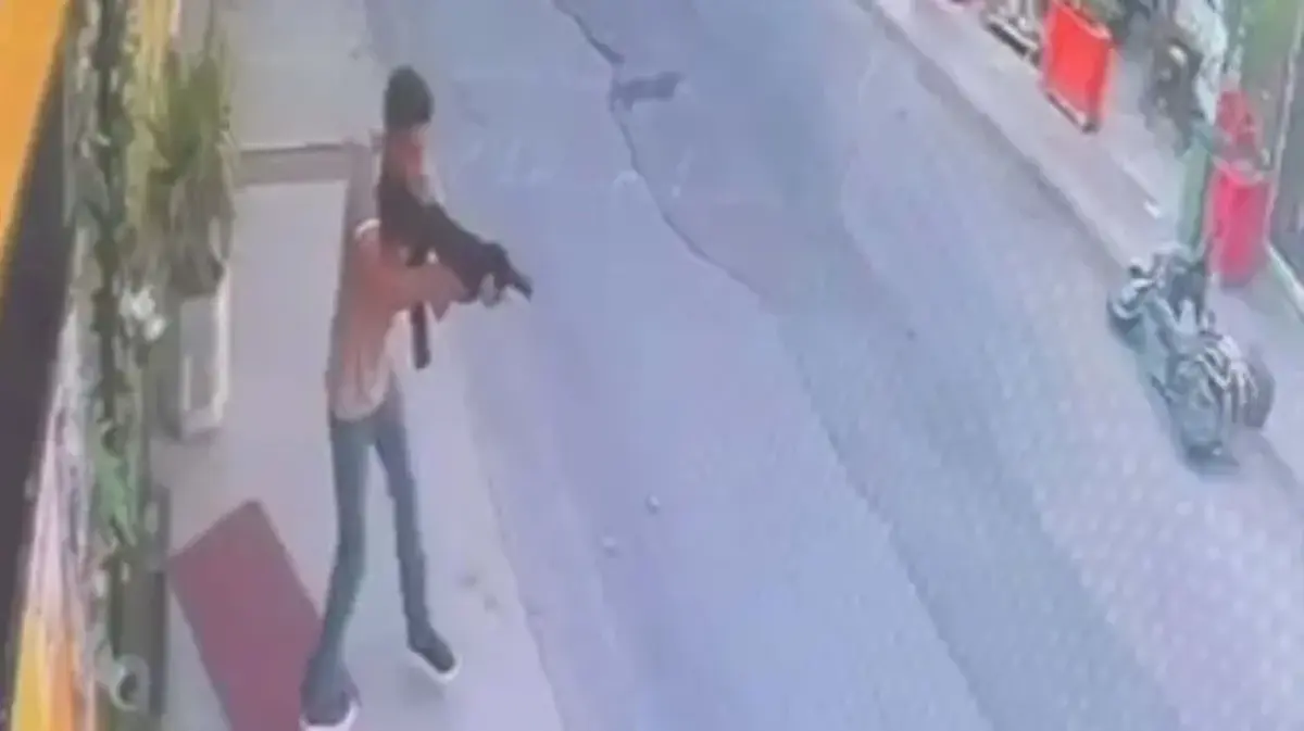 Elinde pompalı tüfekle rastgele ateş açtı; o anlar kameraya yansıdı