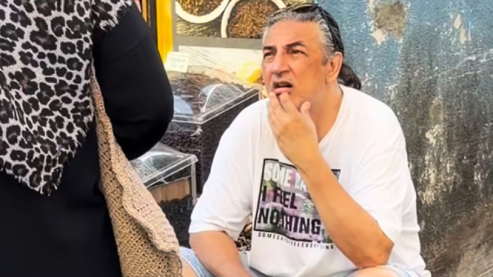 Çelik Erişçi, pazarda banyo lifi sattı