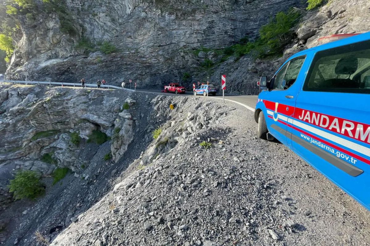 Antalya'da korkunç kaza: Uçuruma yuvarlanan otomobildeki 5 kişi can verdi