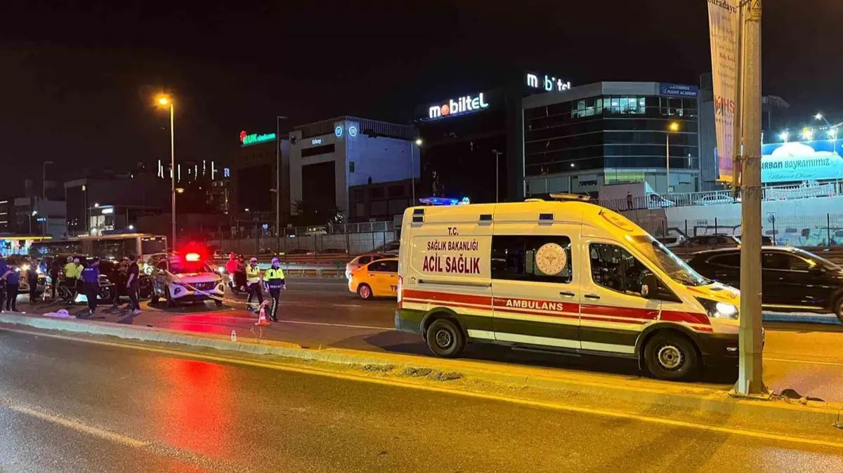 Bakırköy'de feci kaza: Motosikletle direğe daldı, 2 kişi hayatını kaybetti