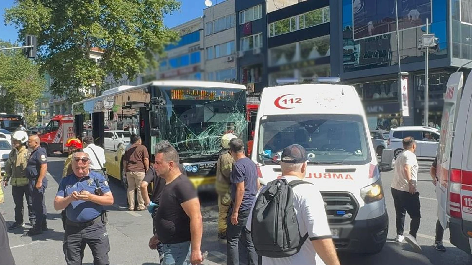 Fatih'te İETT otobüsü ambulansa çarptı: 5 kişi yaralandı