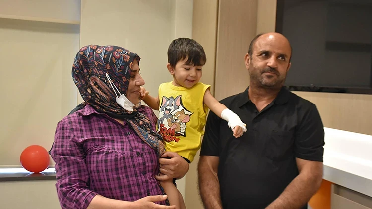 İki çocuğunu aynı hastalıktan kaybeden anne, böbreğiyle Doruk’a hayat verdi