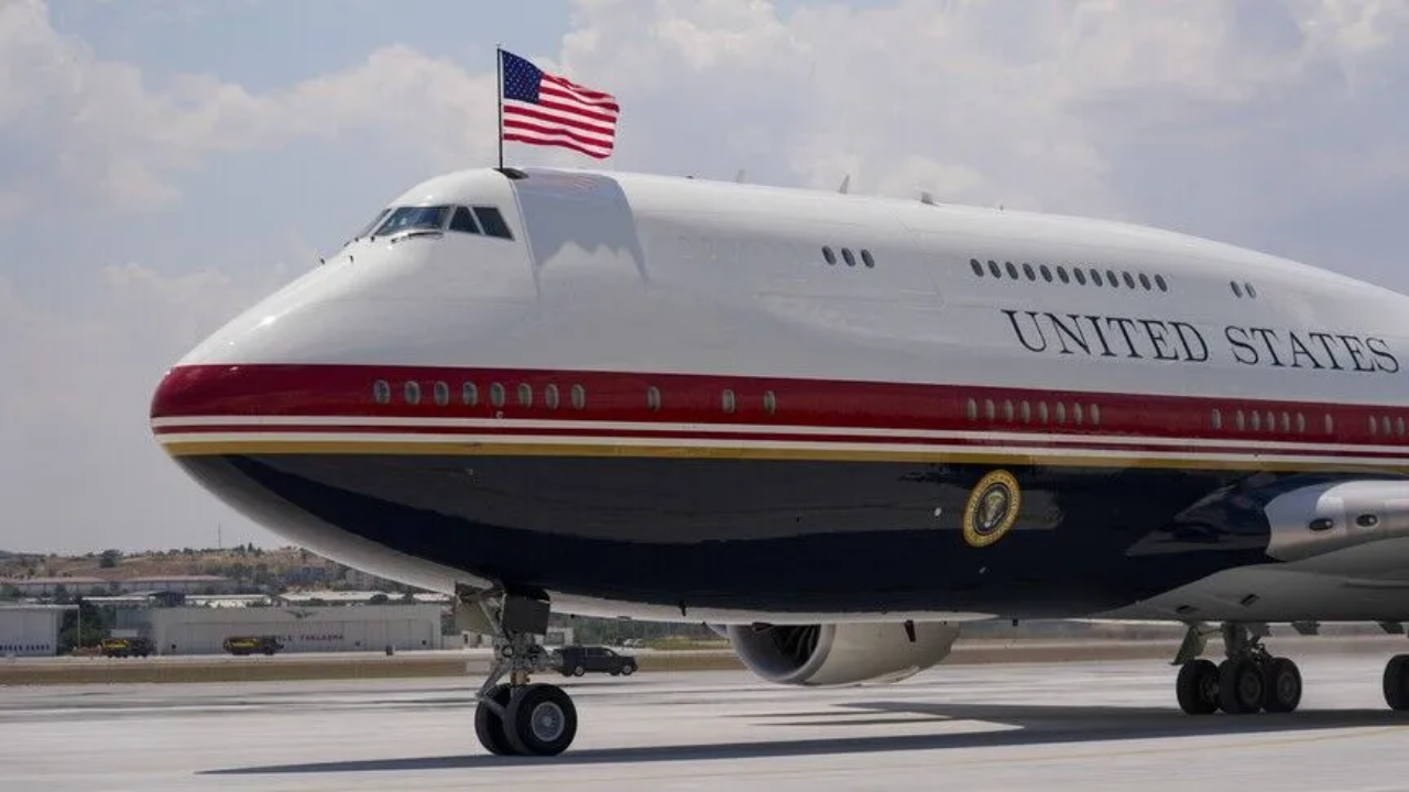 Trump'ın yeni başkanlık uçağının öncekinde bulunan bazı savunma önlemlerine sahip olmadığı iddiası