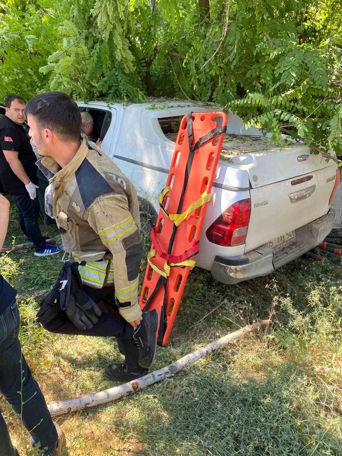 Muş'ta kamyonet şarampole devrildi: 2 yaralı