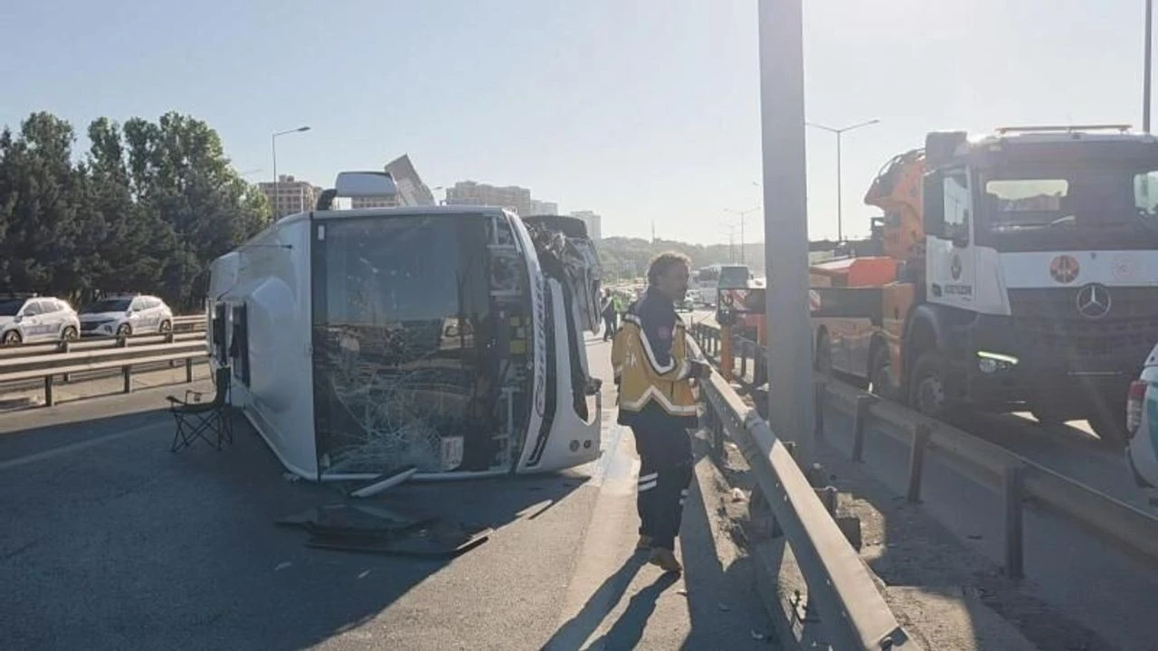 İstanbul'da korkutan kaza: Midibüs devrildi, 12 yaralı