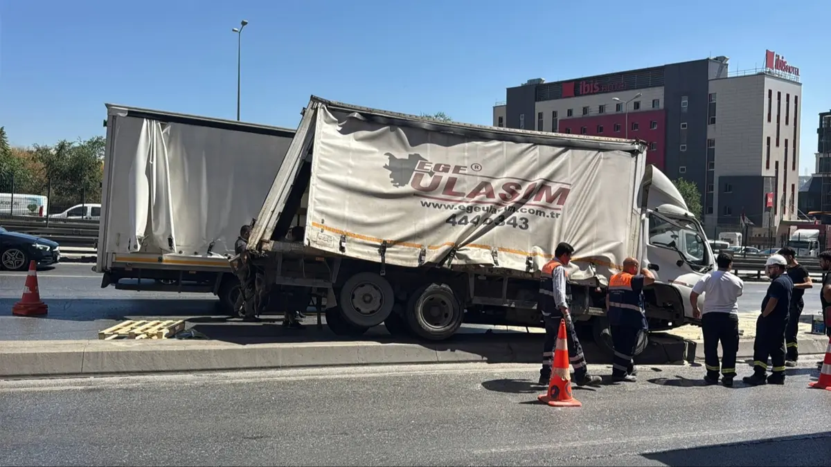 İstanbul'da kamyonet aydınlatma direğine çarptı: Trafik durma noktasına geldi