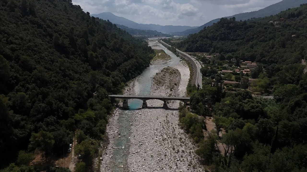 Fransa'da aşırı sıcaklar nehirleri kuruttu