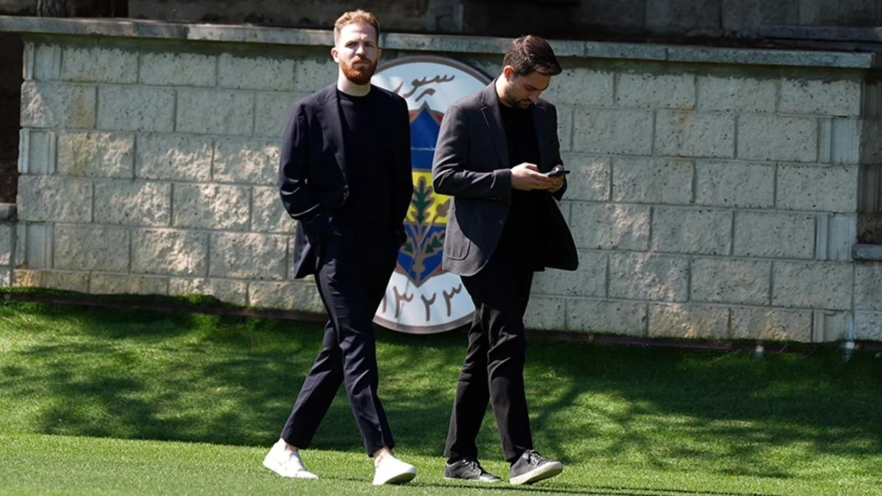 Devin Özek Fenerbahçe'den sonra dünya deviyle görüşüyor