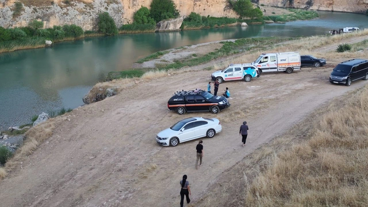 Suya giren 4 gençten biri akıntıya kapılarak kayboldu! Arama çalışması sürüyor