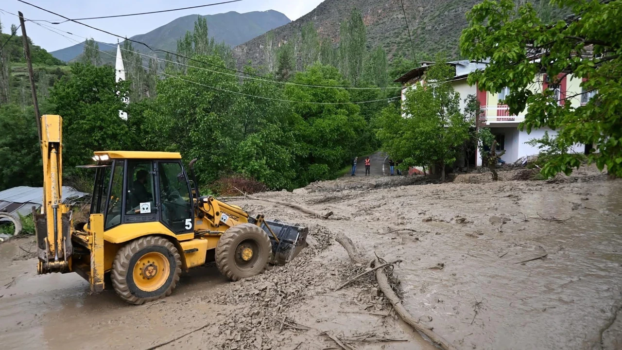 Erzurum'da heyelan; yollar ulaşıma kapandı