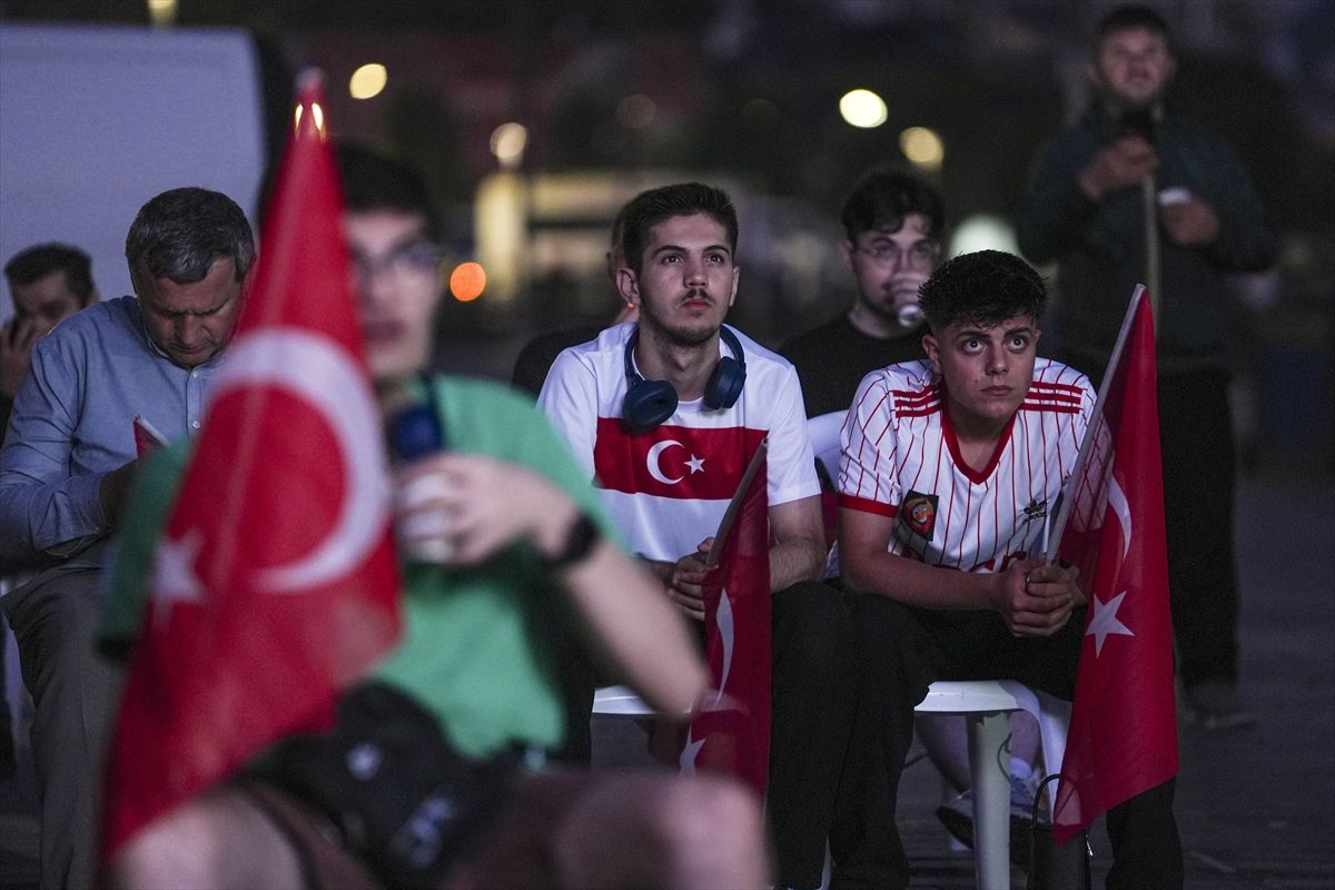 İstanbul'da vatandaşlar alanlara kurulan ekranların karşısında A Milli Futbol Takımı'nı destekledi