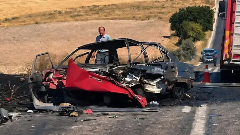 Çarpışan otomobillerden biri alev aldı: 1 ölü, 2 yaralı