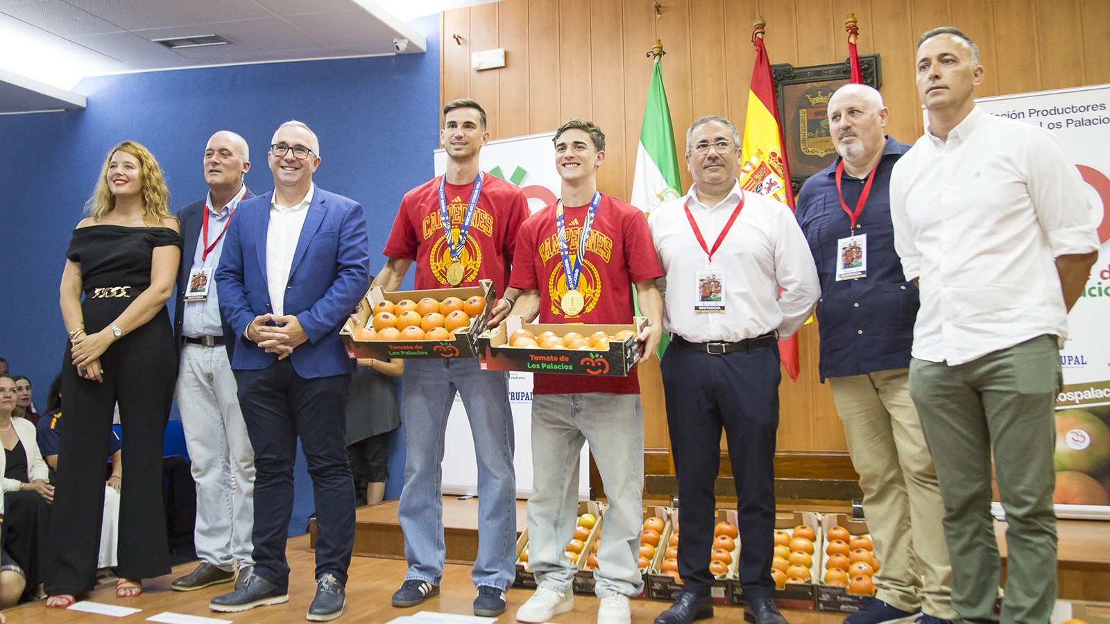 Dünya şampiyonu olan İspanyol futbolcular Fabian Ruiz ve Gavi'ye memleketlerinde domates hediye edildi