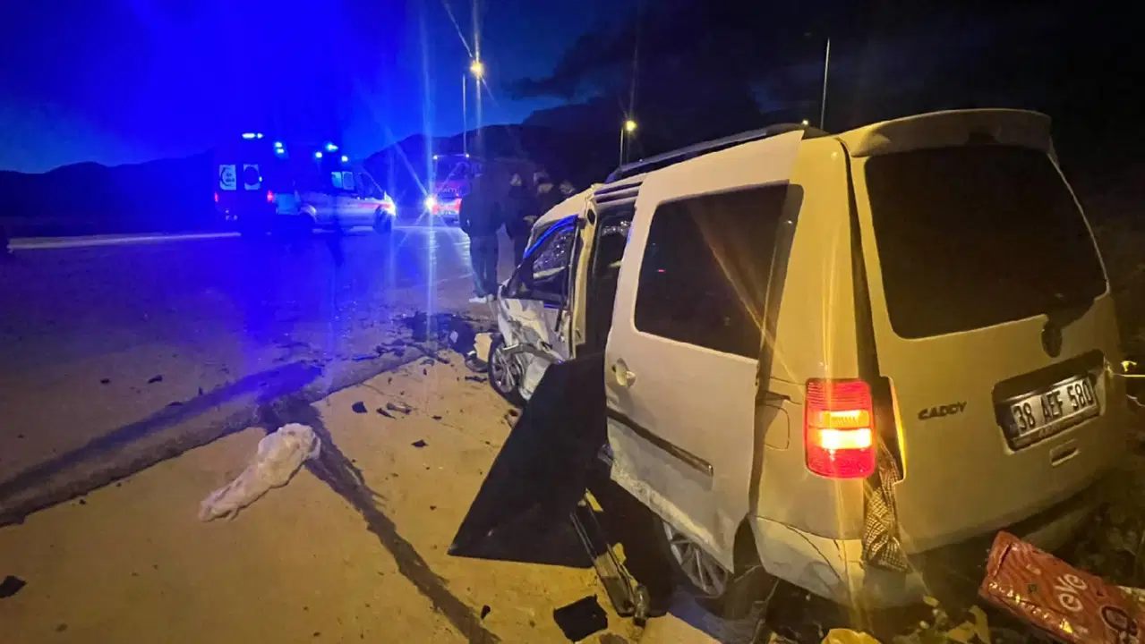 Kayseri’de feci kaza... Hafif ticari araç ile otomobil çarpıştı: Ölü ve yaralı var