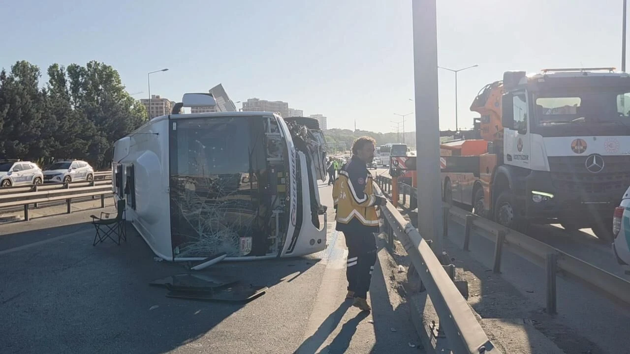 İstanbul'da midibüs bariyerlere çarptı! Çok sayıda yaralı