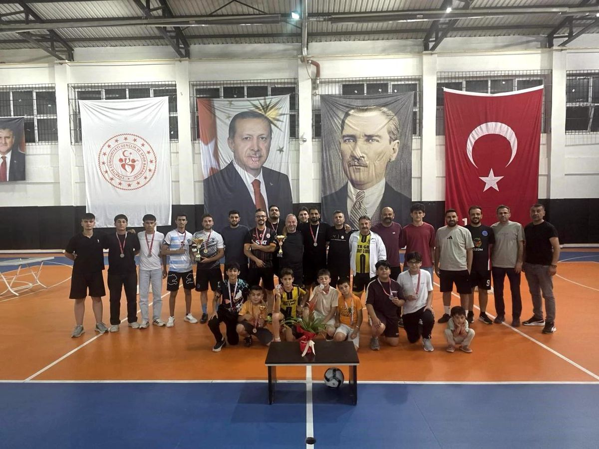 Pozantı'da ilk kez düzenlenen ayak tenisi turnuvası yoğun ilgi gördü