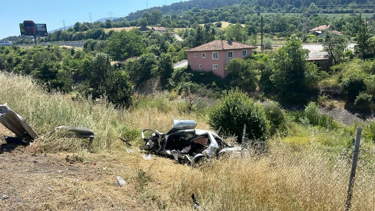 Feci kaza! Otomobil şarampole devrildi: Ölü ve yaralılar var