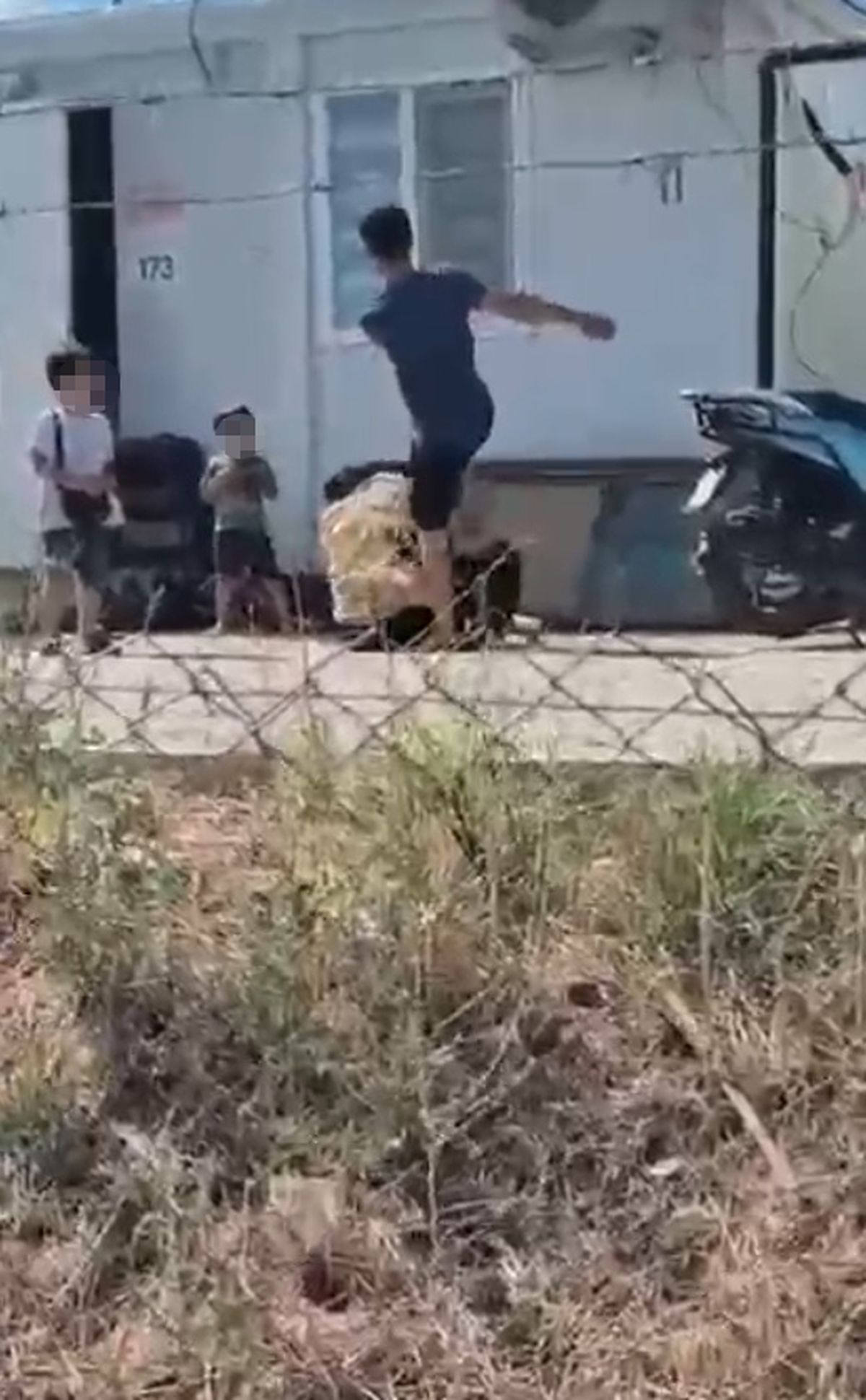 Hatay'da Elinde Bıçak Olan Kişi Eşini Dövdü