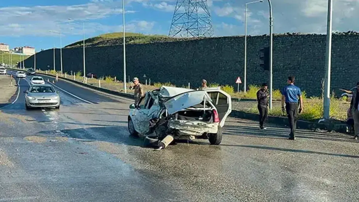 Ağrı'da facia gibi kaza! Freni patlayan kamyonet araca çarptı: 2 yaralı