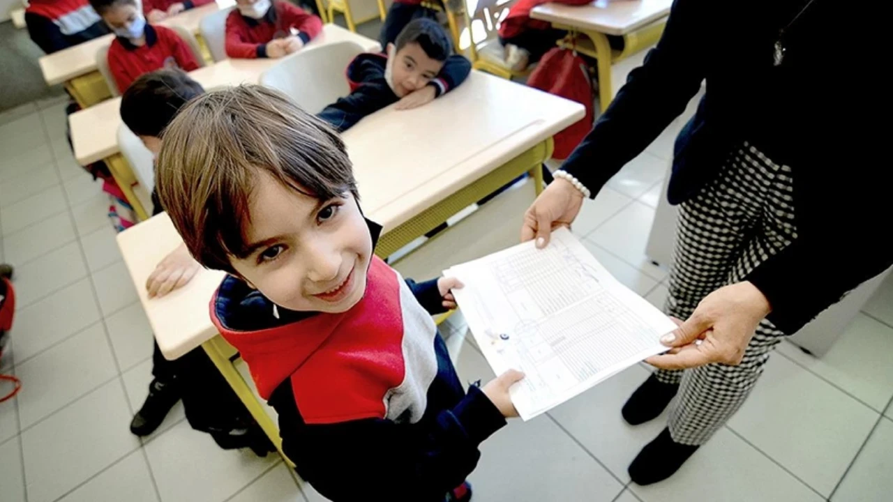 Okullar ne zaman kapanıyor? Karneler saat kaçta verilecek?