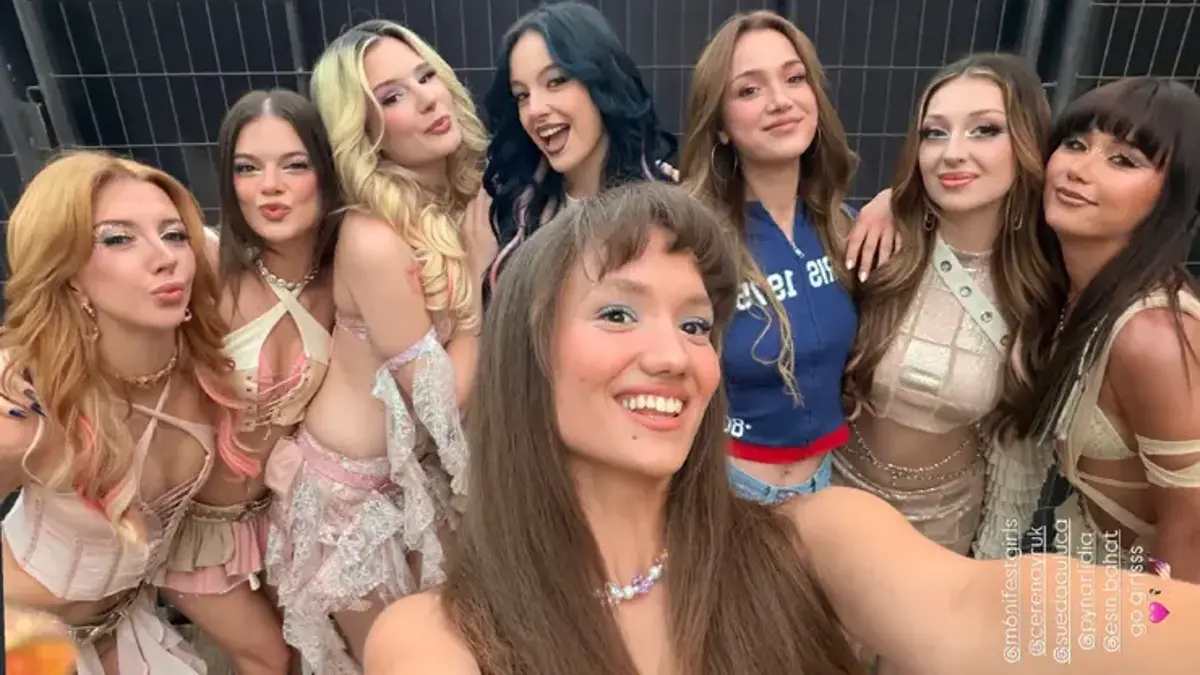 Daha 17'nin Kızları Manifest Konserinde! Kuliste Buluştular