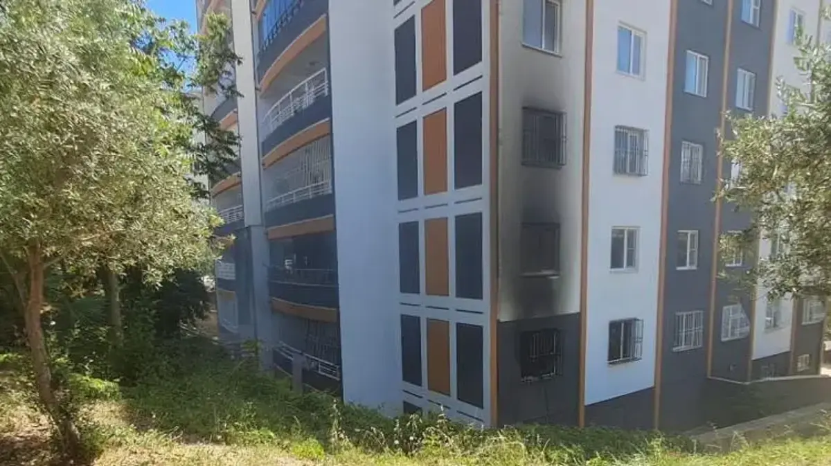 Evde çıkan yangında 4 kişi hastaneye kaldırıldı