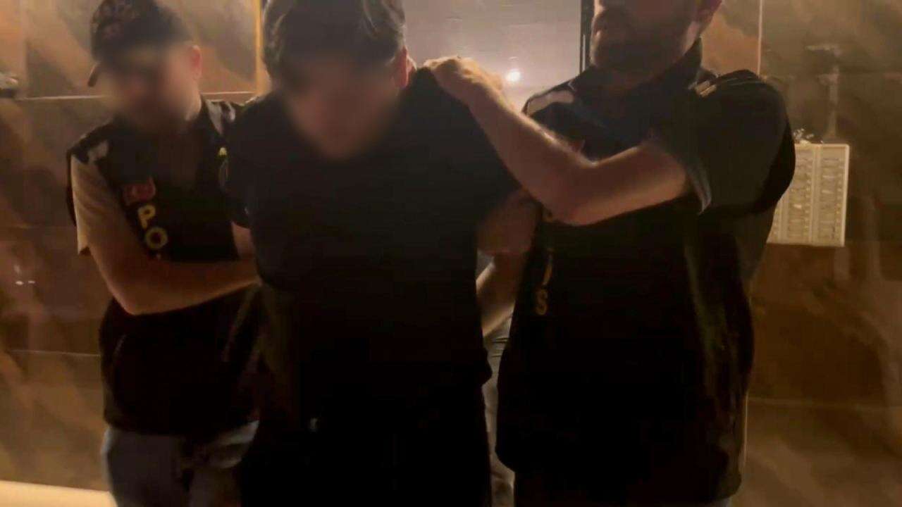 Kırmızı bültenle aranan yasaklı madde kaçakçısı Mersin'de yakalandı