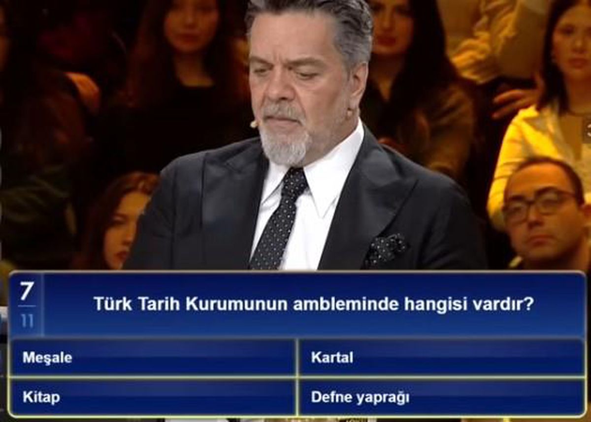Türk Tarih Kurumunun ambleminde hangisi vardır? Türk Tarih Kurumunun ambleminde meşale, defne yaprağı, kitap, kartal var..