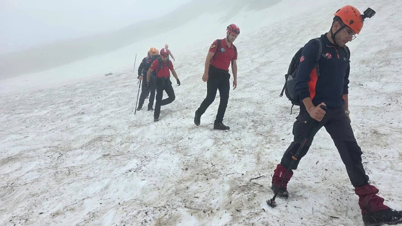 Karadeniz'in sarp dağlarında nefes kesen operasyon: Mahsur kalan macera tutkunlarına 10 saat sonra ulaşıldı
