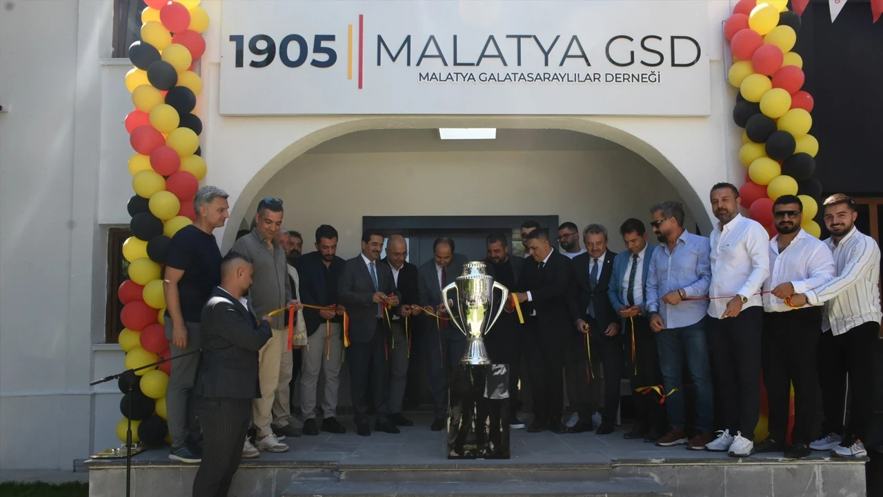 Galatasaray'ın şampiyonluk kupası Malatya'da taraftarla buluştu