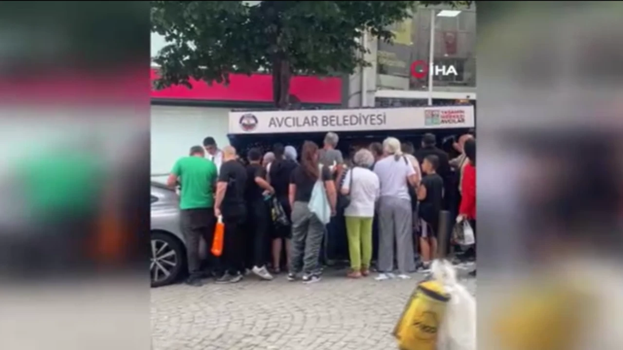 İstanbul Avcılar'da çöpe atılan cep telefonu kılıflarını almak isteyenler sıra oluşturdu