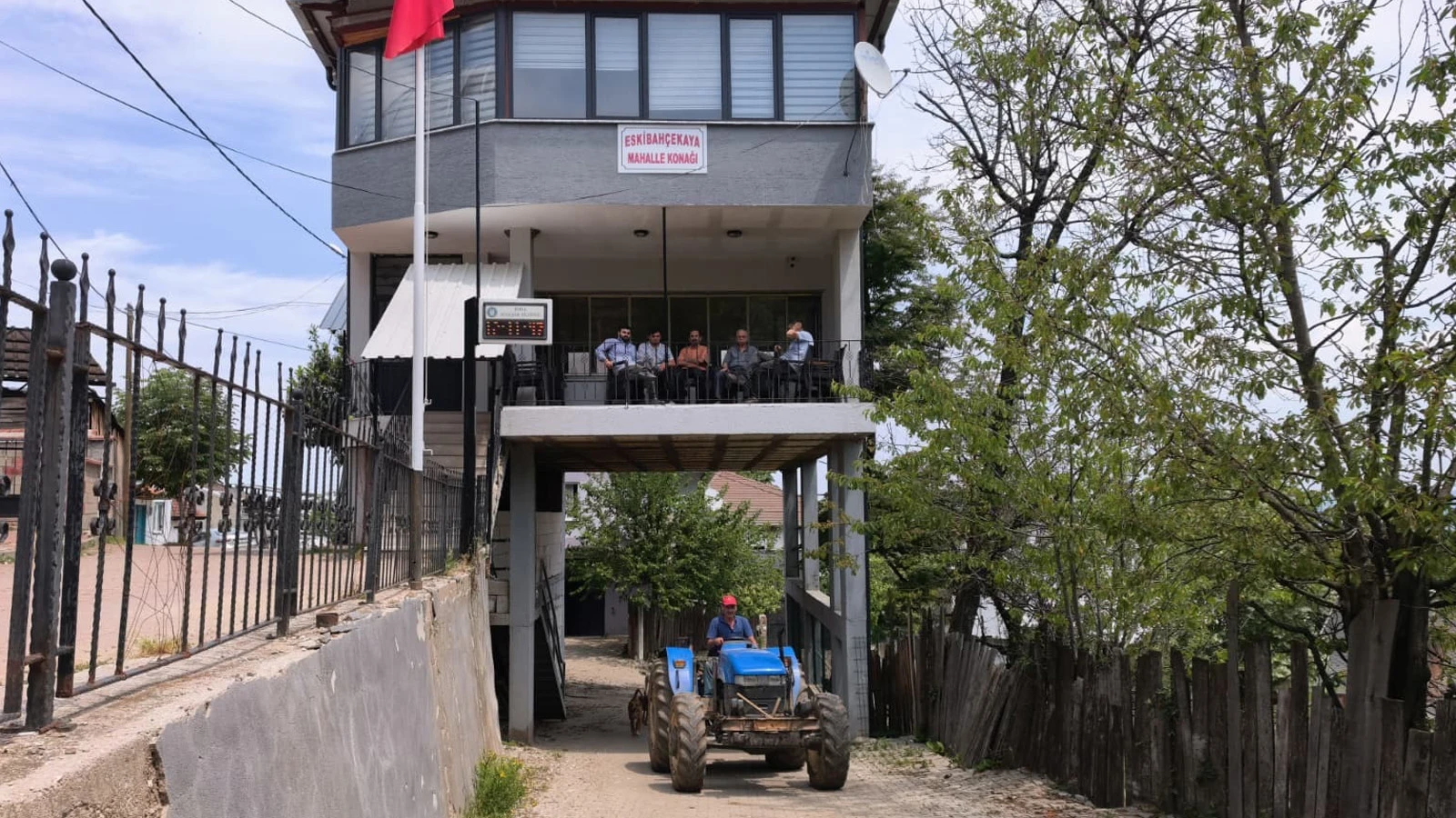 Gören dönüp bir daha bakıyor; bu konağın altından yol geçiyor
