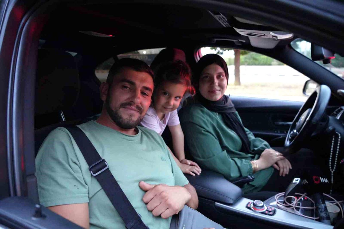 Bayrak ve ezan hasretiyle yola çıkan gurbetçilerin Kapıkule'den yurda girişleri sürüyor