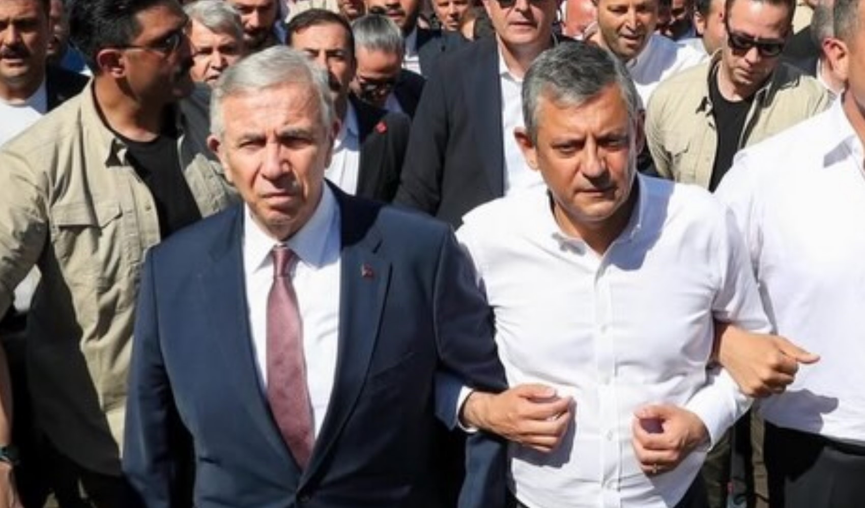 Özgür Özel cephesinden kulisleri hareketlendiren Mansur Yavaş yanıtı! 'Bir ay sonrayı bekleyin'