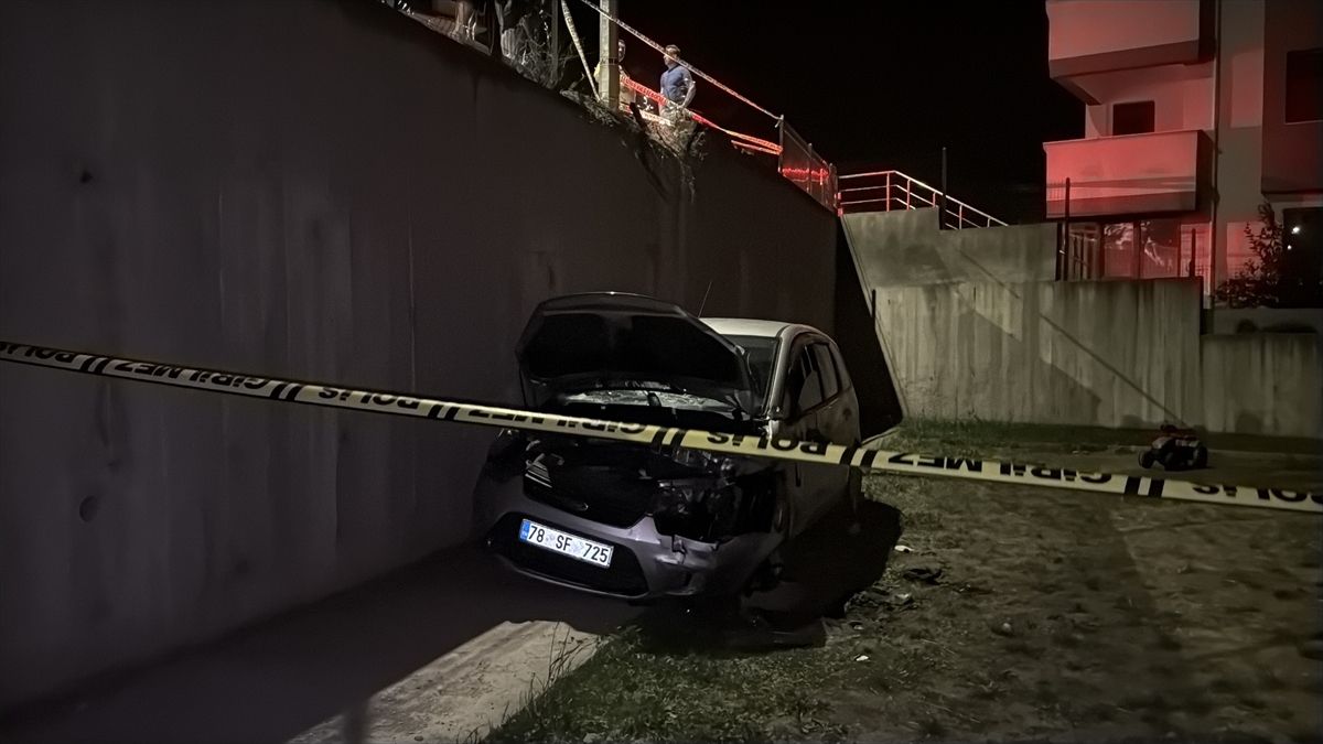 Karabük'te apartman bahçesine düşen otomobilin sürücü yaralandı